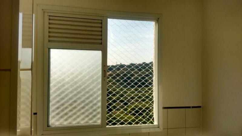 Instalação de telas de proteção janelas